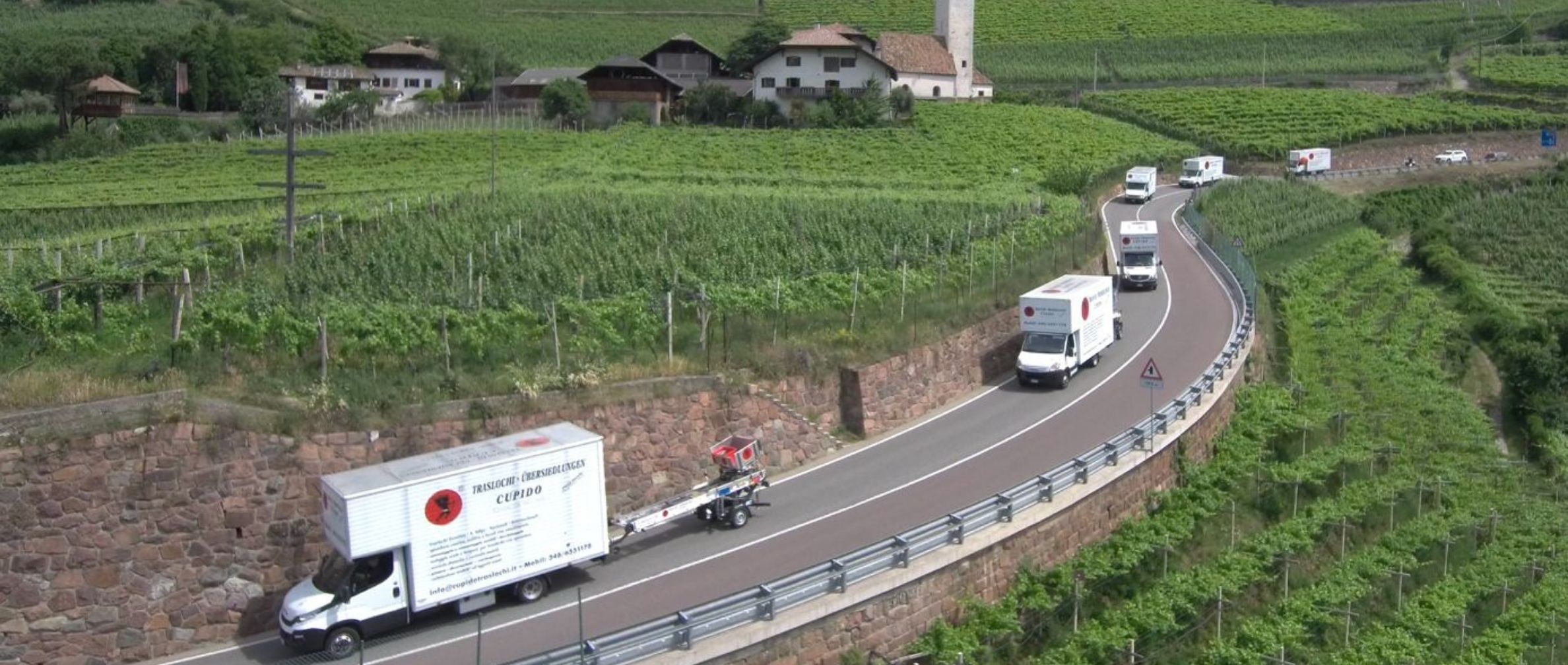 Cupido Traslochi Umzugswagen unterwegs zwischen den Weinbergen Südtirols